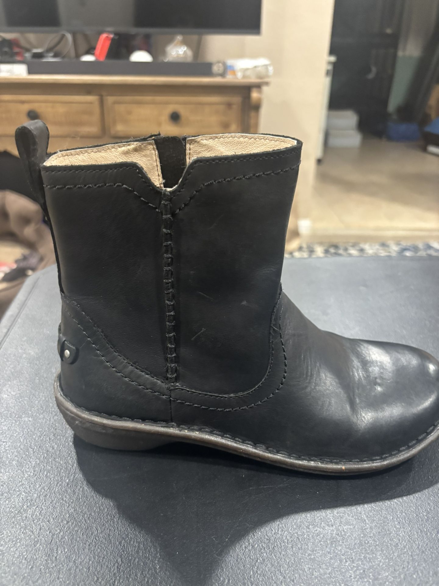 UGG Neevah boots