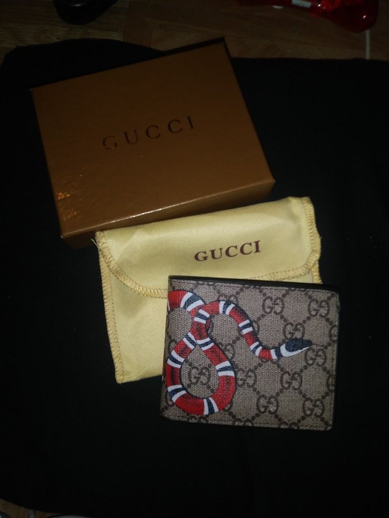 Gucci leather mens wallet . s\n. 60223 for Sale in San Jose, CA