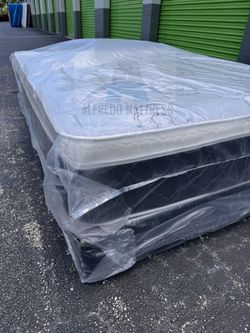 Queen mattress pillow top set with box spring (2pc - new) 