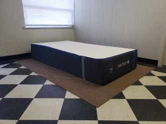 Twin size mattress - can DELIVER almost anywhere for $20 extra - gently used and in LIKE NEW condition 😍