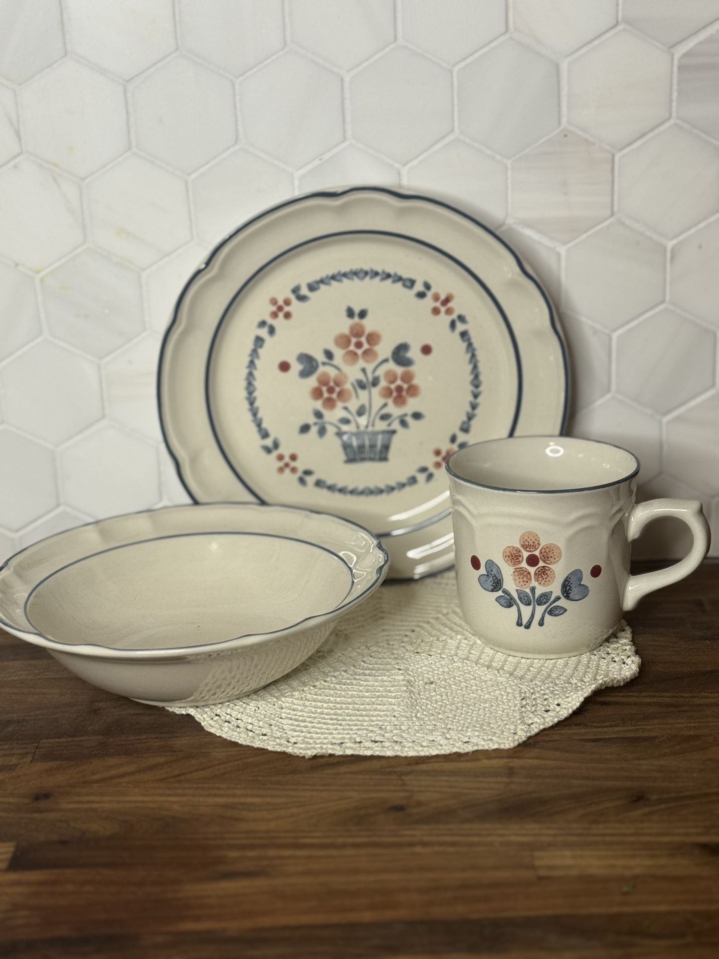 Brambleberry Cumberland Stoneware Set + Doily – Plate, Bowl & Mug (Vintage Country Floral)