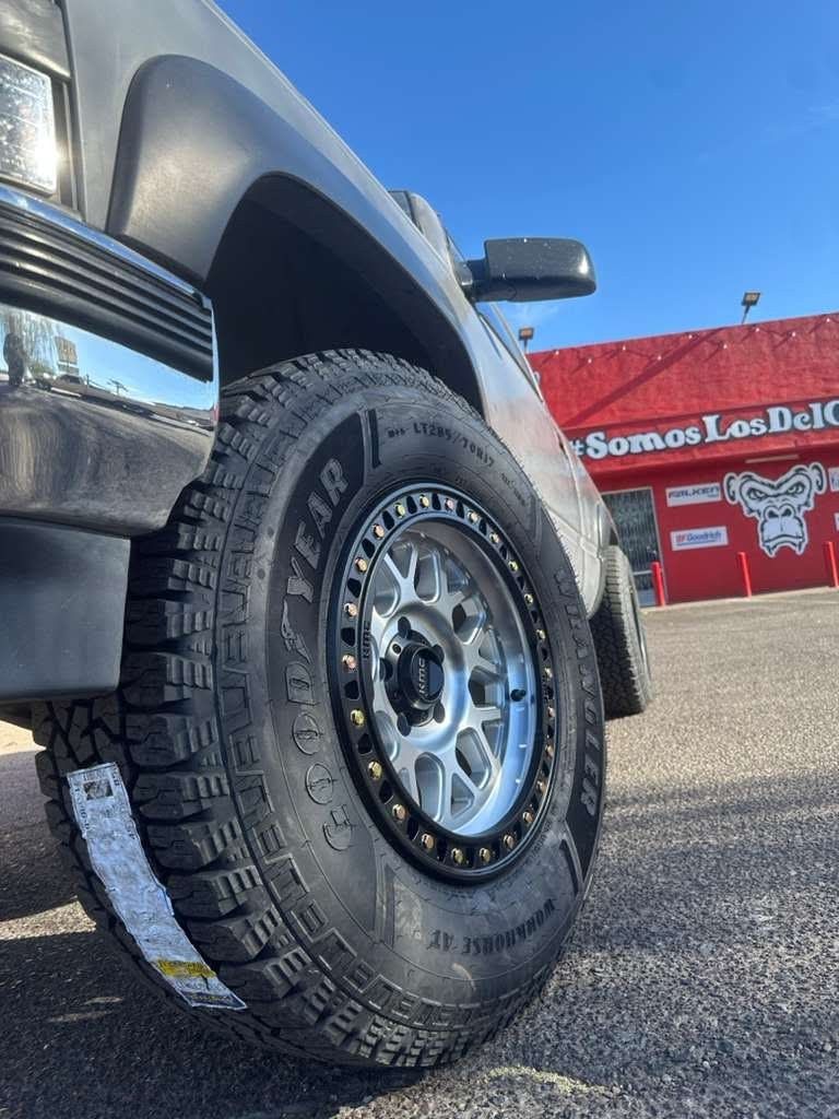 17" KMC RINES Y LLANTAS 285/70/17 GOODYEAR AT