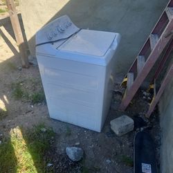 Load Washer. . Lavadora 