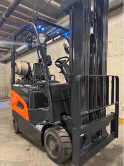 Doosan 2020 forklift, 3500 lb,3 stage, side shift