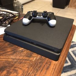 PlayStation 4 Slim (PS4)