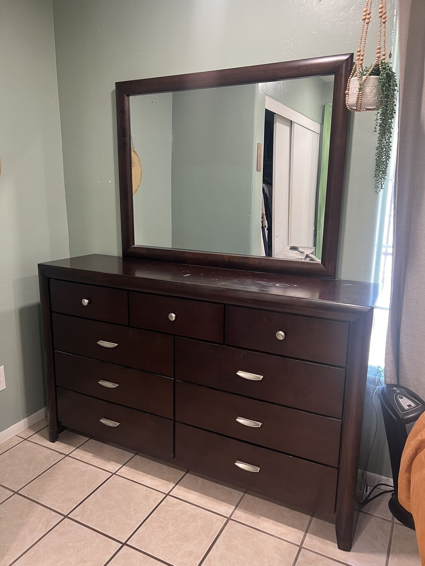 Dresser With Mirror