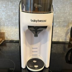Baby Brezza Formula Pro – Gently Used