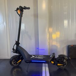 Dual-motor dual-battery high-speed electric scooter