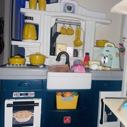 Fully Stocked Toddler Kitchen . Everything In Picture Included 70$