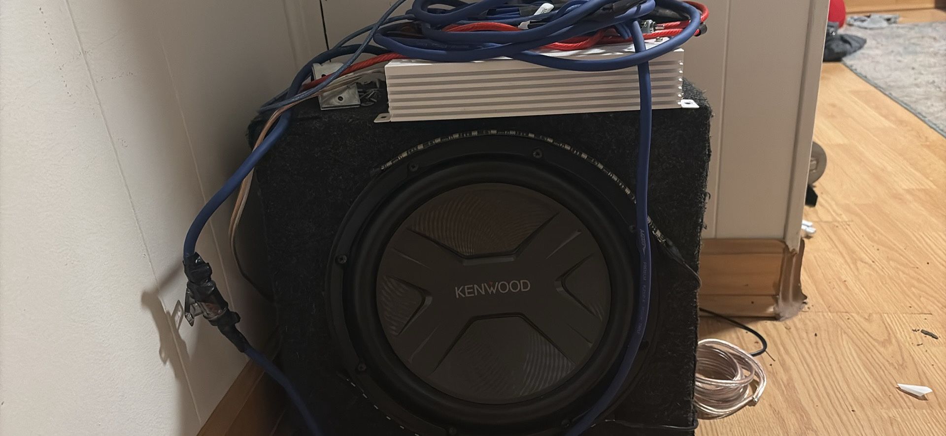 12inch Subwoofer Kenwood Kicker Used Like New Never Abuses Yes Works And Yes Will Turn Ok Everything To Hook It Up Is With It Comes With A 1000 Amp