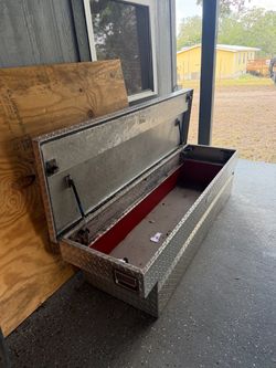 Truck tool box