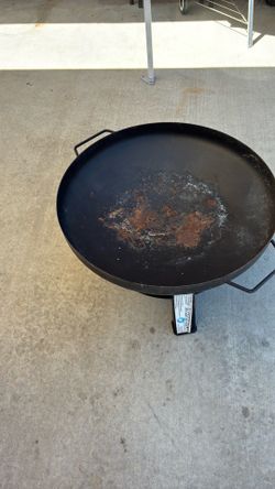 Tengo una base de fierro para poner leńa y estar afuera en tu patio