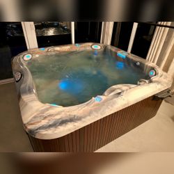 Jacuzzi Hot Tub Premium Spa - Like New – Oley, PA