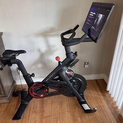 PELOTON + Bike like new
