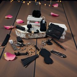 Black Keychain Accessories Set Include 20 Pieces.