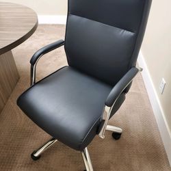 6 BOSS BLACK EXECUTIVE OFFICE CHAIRS - $80 (Chino)