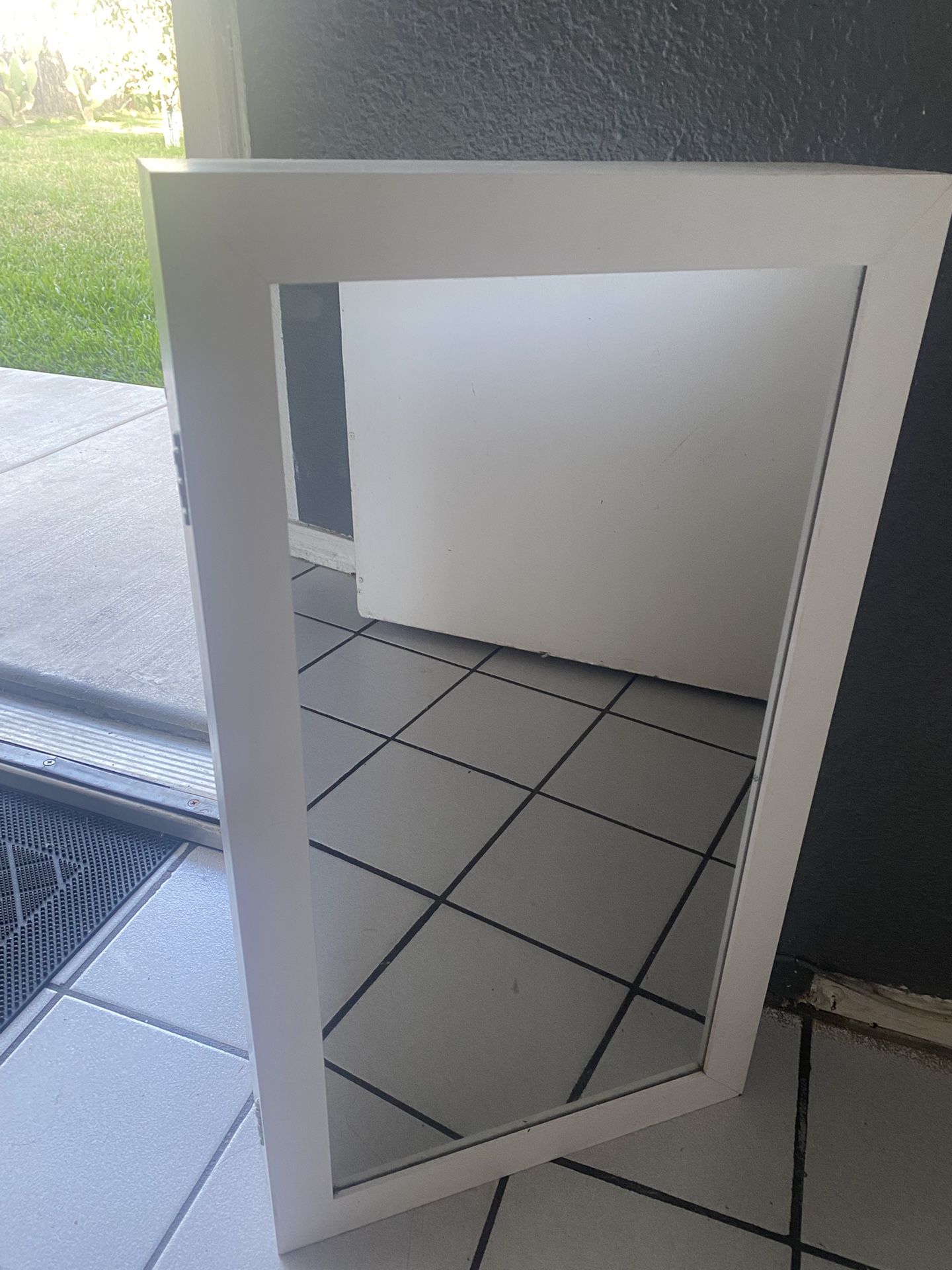 Jewerely Whit Mirror