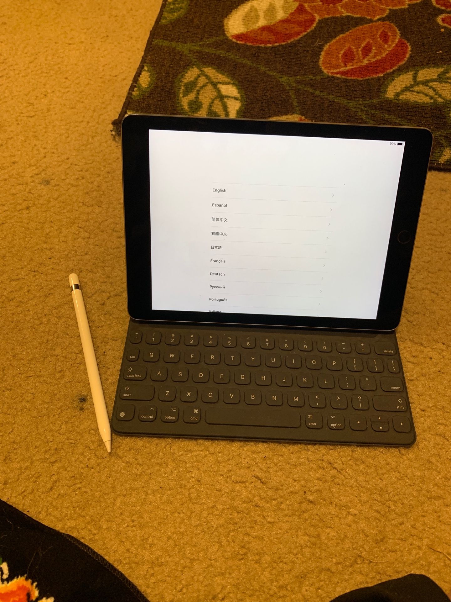 Apple iPad 9.7 with keyboard and apple pen