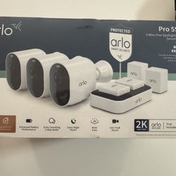 arlo pro 5s 2k 3 camera indoor/outdoor wireless spotlight security camera bundle white