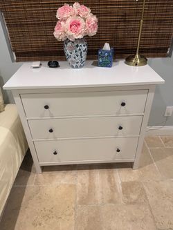 White cheat of drawers
