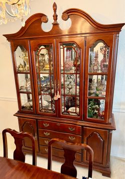 Incredibly beautiful CHINA CABINET - Like brand new, large