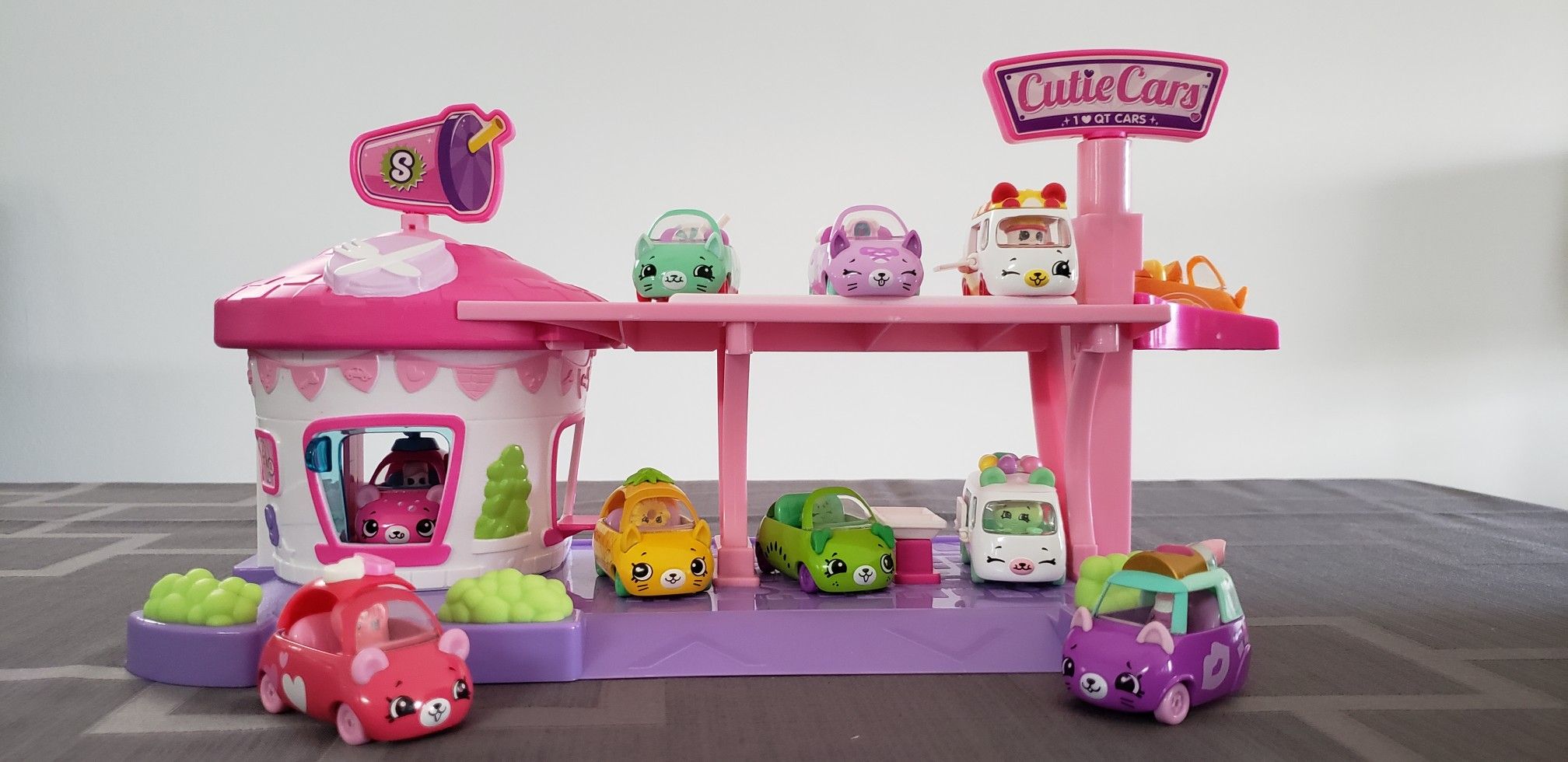 Cutie Cars Shopkins Drive Thru Diner Playset and Cars