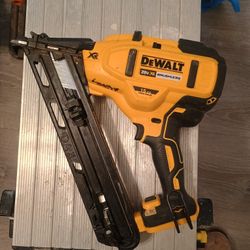 DeWalt Finishing Gun