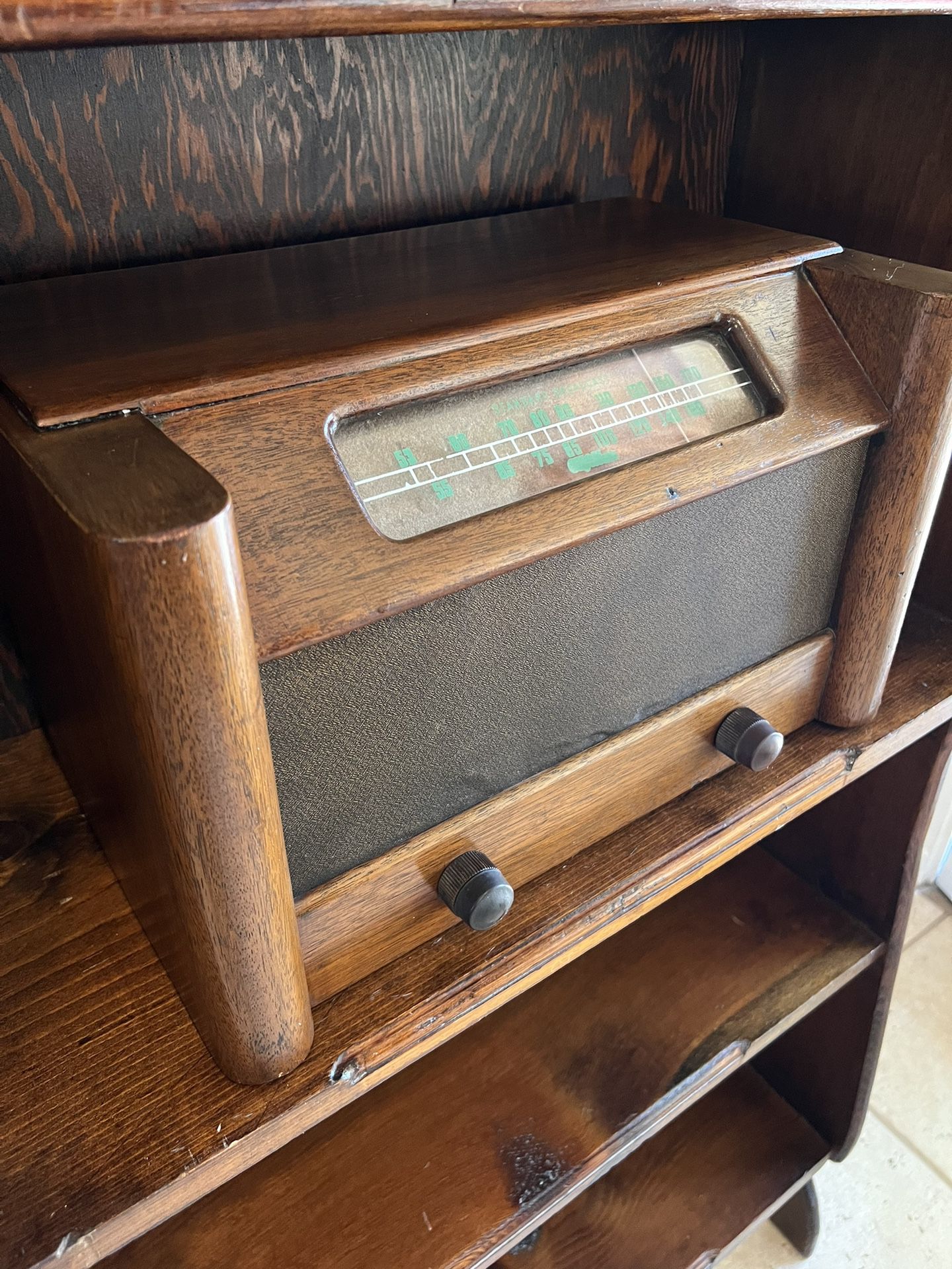 Antique Radio: Gilfillan 66A (1946) (x tube table radio)