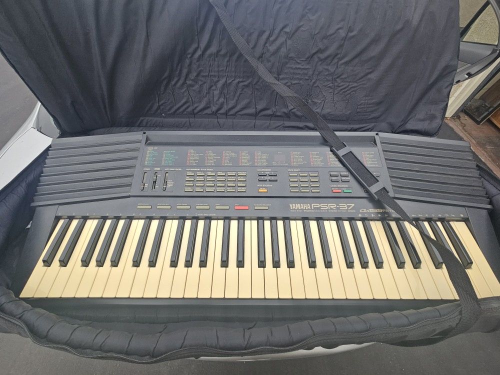 Yamaha Keyboard with Zip Up Case