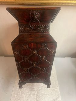 Decorative metal planter or cachpot