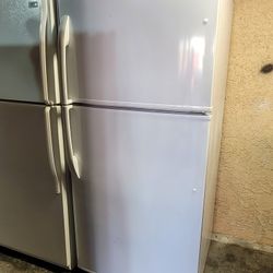 Like New 2022 Winia 18cu Ft Apartment Size Top Freezer Refrigerator 