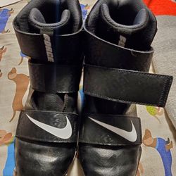 Nike Boys Cleats Size 6