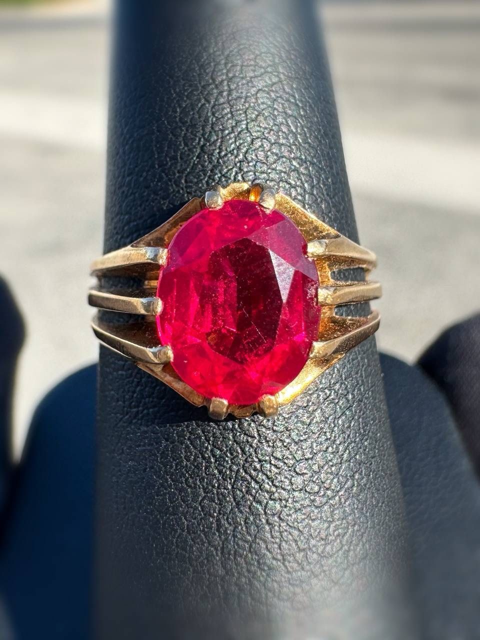 Vintage 18k yellow gold 2.5Ct oval cut Red Ruby stone ring sz 8
