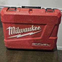 Milwaukee 2704-22 M18 
