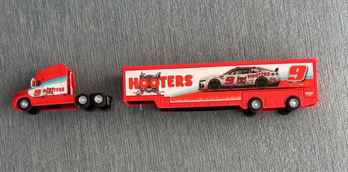 Chase Elliott hooters truck in perfect condition