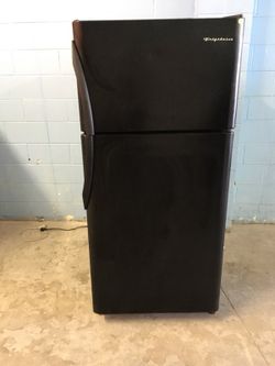 18 Cubic Foot Refrigerator W/Ice Maker