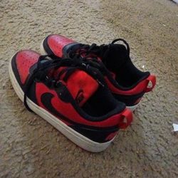 Used Youth Nikes Size 5 Boys 