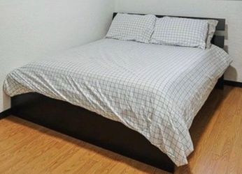 Full size bed