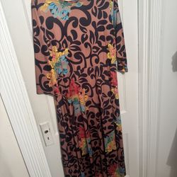 WOMEN’S BEAUTIFUL MULTICOLORED MAXI DRESS.  SIZE 1X (US 14-16) USED IN GOOD CONDITION 