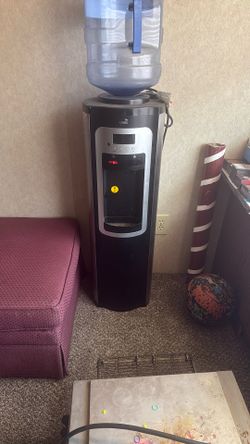 Water dispenser and gaming table