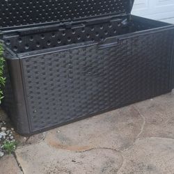 Has shocks on lid door
Beautiful😍 Suncast wicker resin 57.5x28.5x26 storage Deck lock box pool spa lawn garden chest trunk