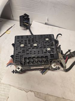 fuse box/relay junction module is typically found on 2003–2006 GM full-size truck and SUV