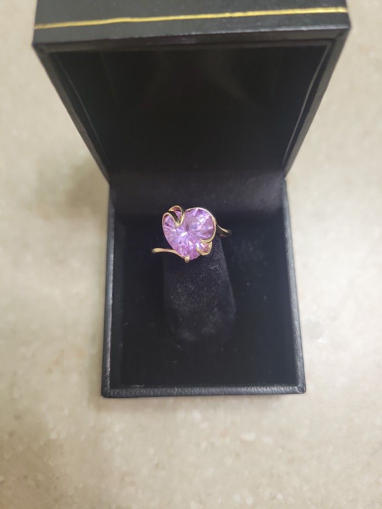 10 K Gold Ring. Weight Is 2.9 Grams