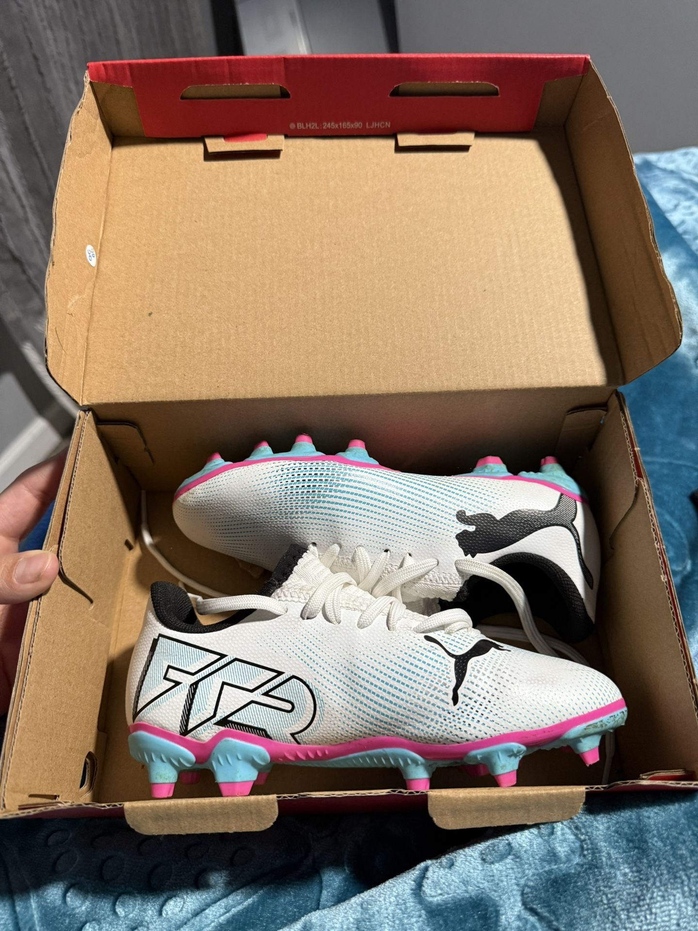 Soccer shoes