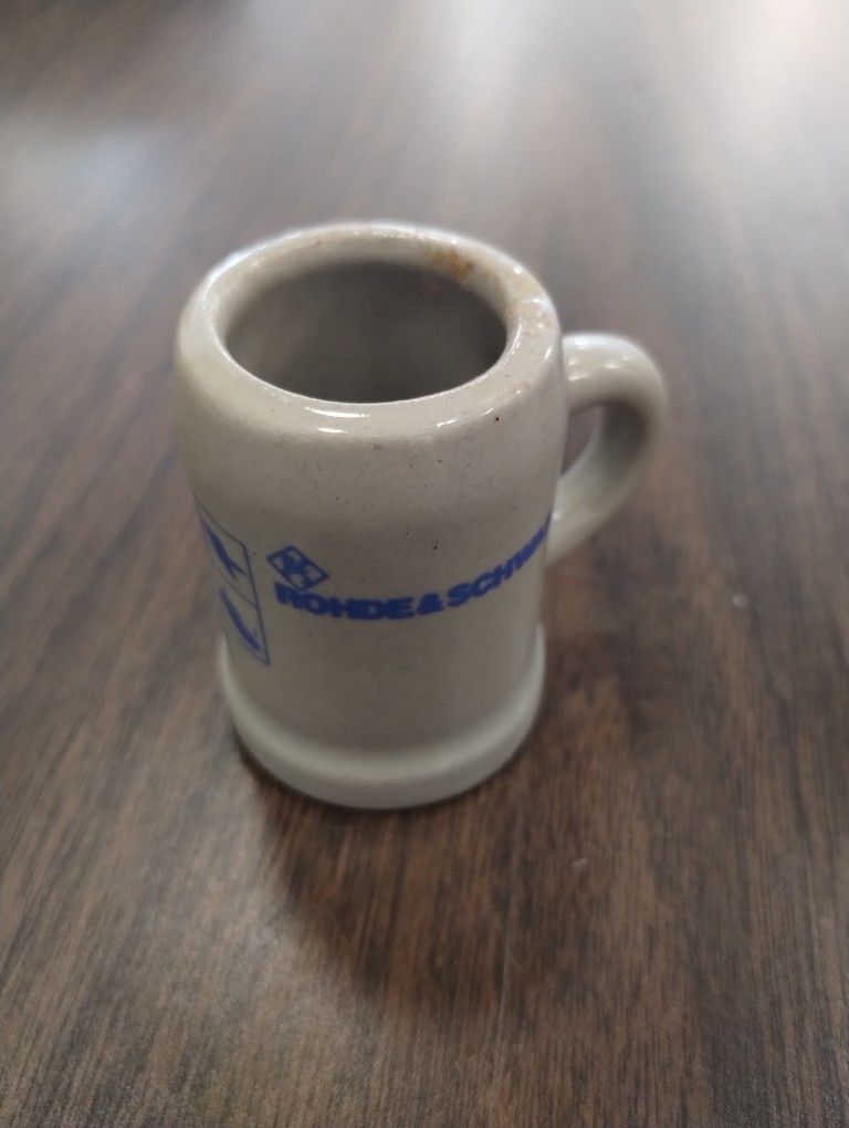 Rohde & Schwarz mini mug 2"
2 inch tall. Great shape. Normal wear. Vintage.