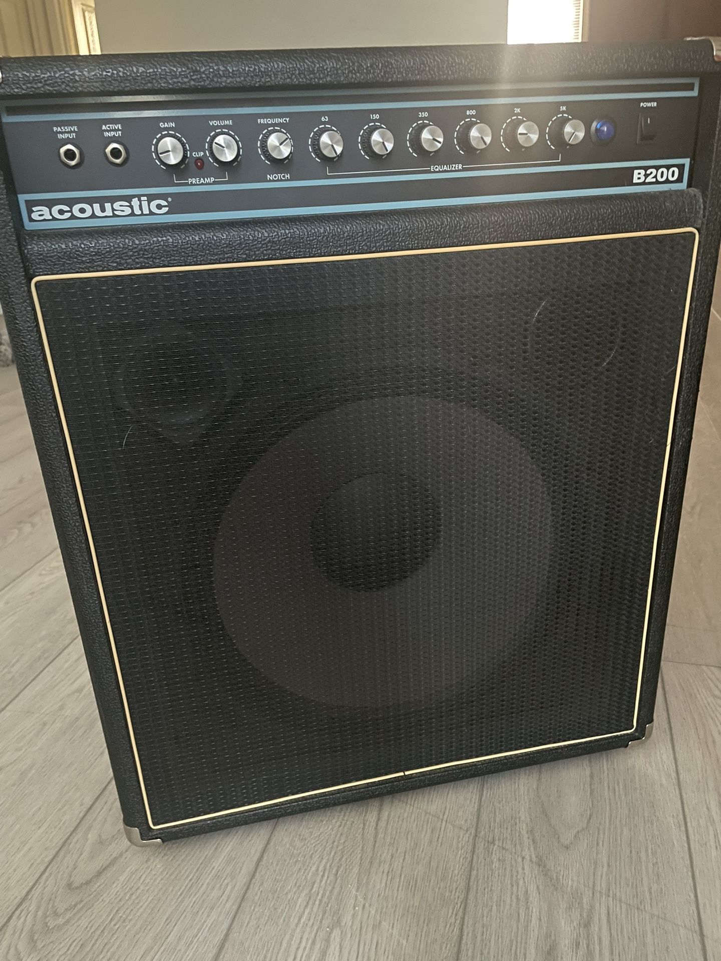 Acoustic B200