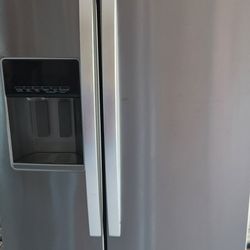 Whirpool Doble Door Refrigerator With Ice Maker And Water Dispensador 