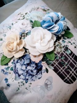 NEW!  DIMENSIONAL DECORATIVE FLORAL  ACCENT PILLOW (16")