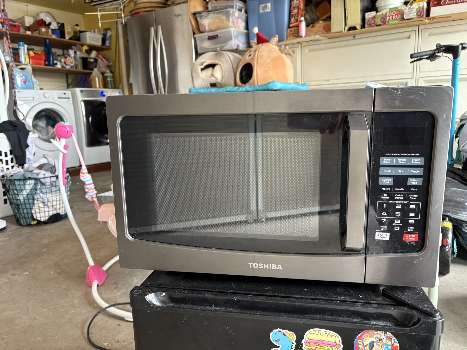 Toshiba Microwave Works great basically brand new
