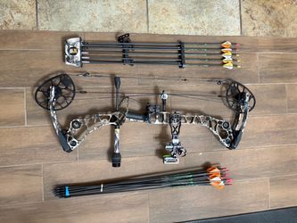 Mathews Halon 32, RH, 70 lb draw, and all accessories